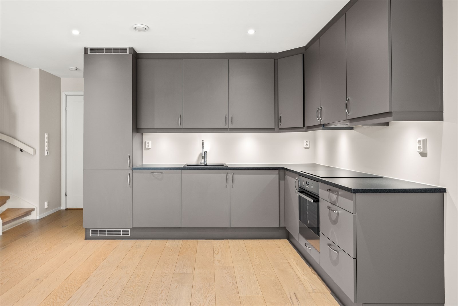 Under overskapene er det god belysning og godt med stikk for elektriske artikler. Galleribilde