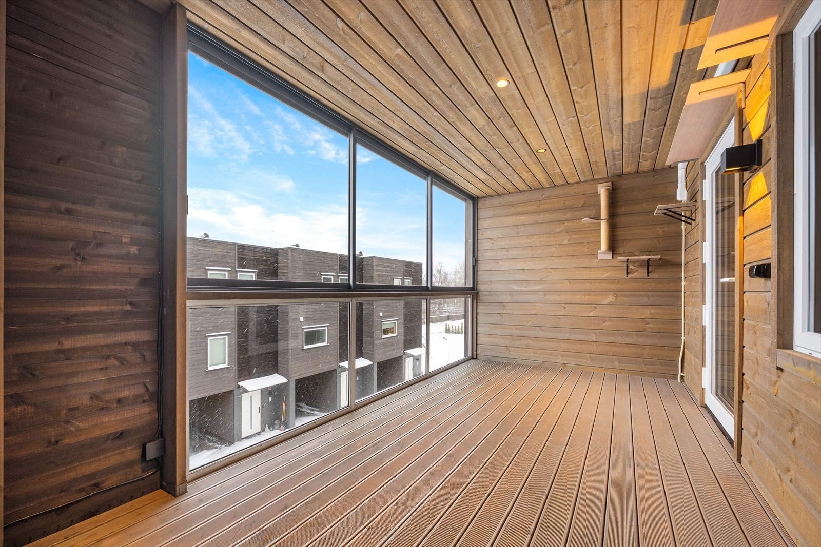 Balkongen er av god størrelse og kan fint møbleres med utemøblement. Galleribilde