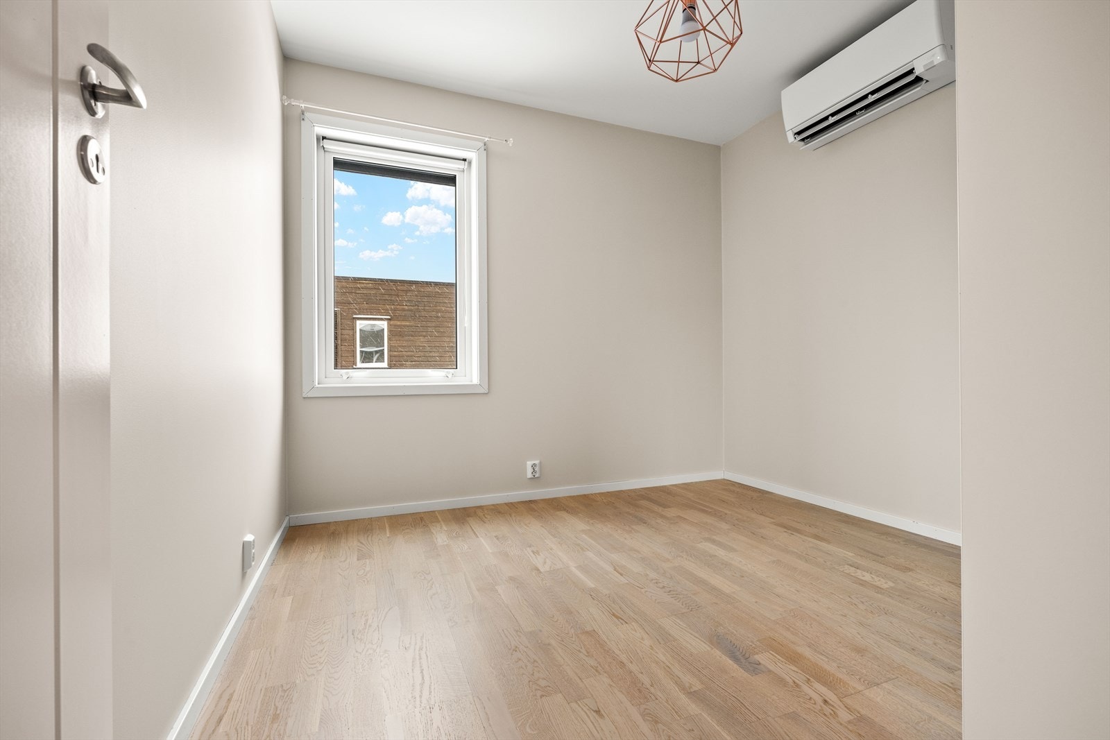 Soverom 4 med varmepumpe. Perfect for kjøling på varme sommerdager. Galleribilde