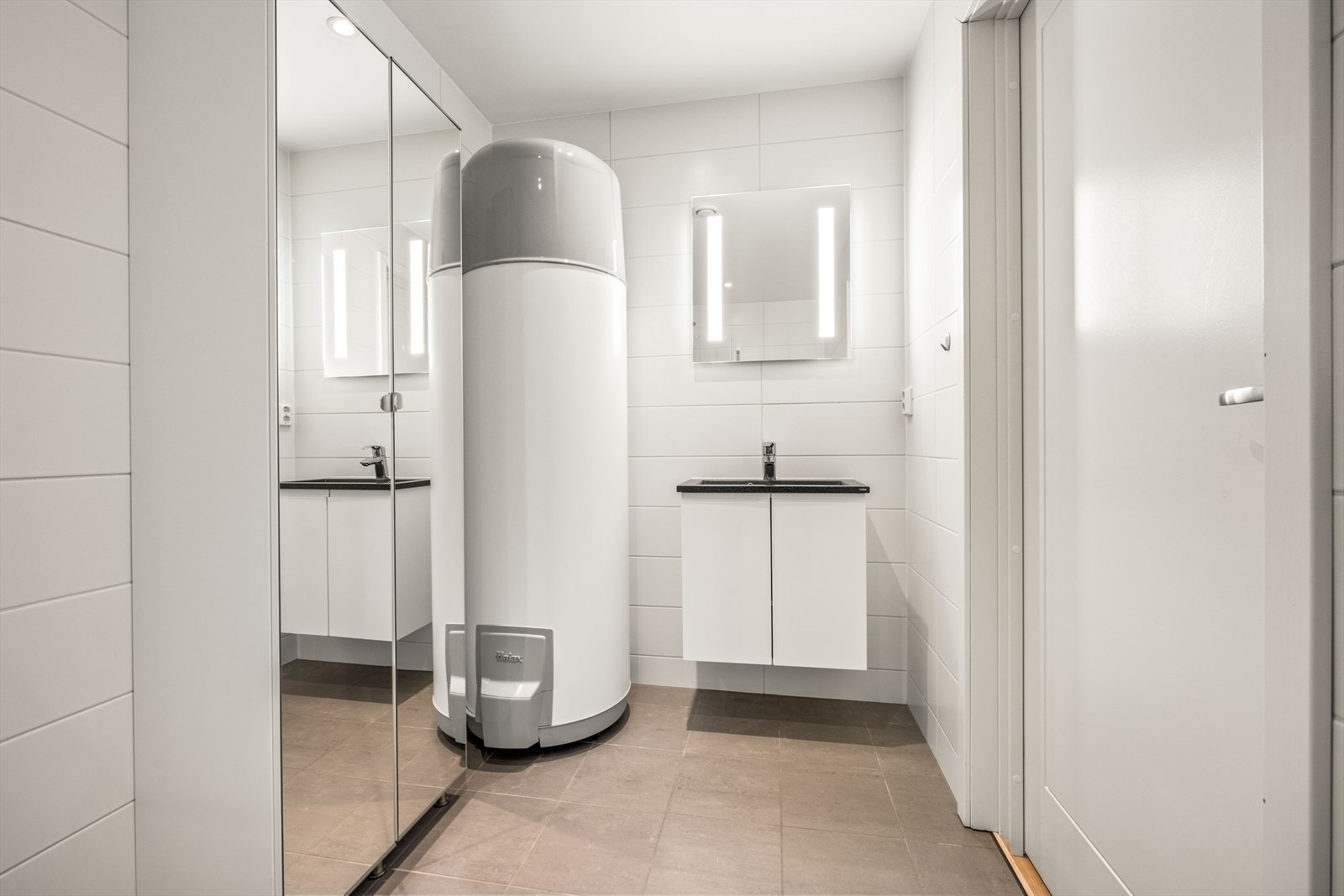 Badene er utstyrt med innredning med nedfelt servant, toalett og dusjhjørne med glassvegger. 300L varmtvannsbereder gir de beste forutsetninger for at hele familien er sikret en god varm dusj. Galleribilde