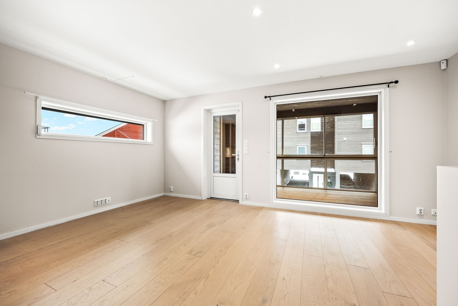 Moderne og pent uttrykk med slette pene flater og god materialbruk. Fin belysning med downlights og stikk/lampepunkter i tillegg til mye naturlig lys fra to sider. Galleribilde