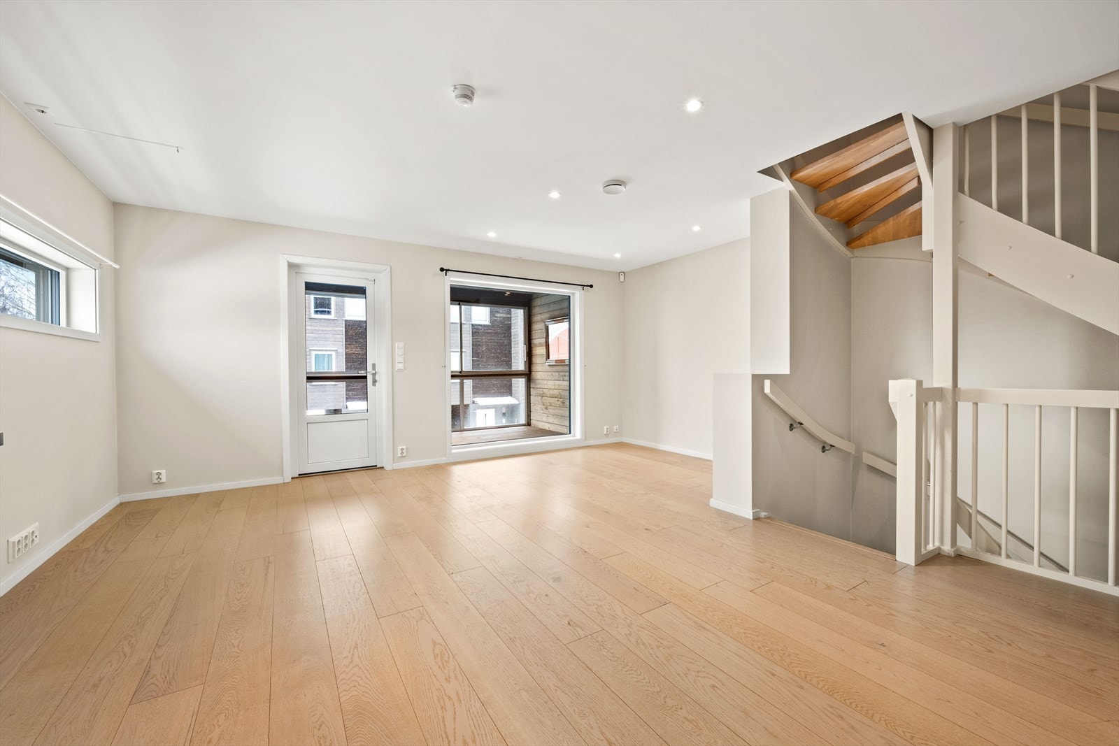 Boligen har en moderne, åpen stue- og kjøkkenløsning med mørke overflater og godt lysinnslipp fra både vindu i endevegg mot syd og store vinduer mot vest. Galleribilde