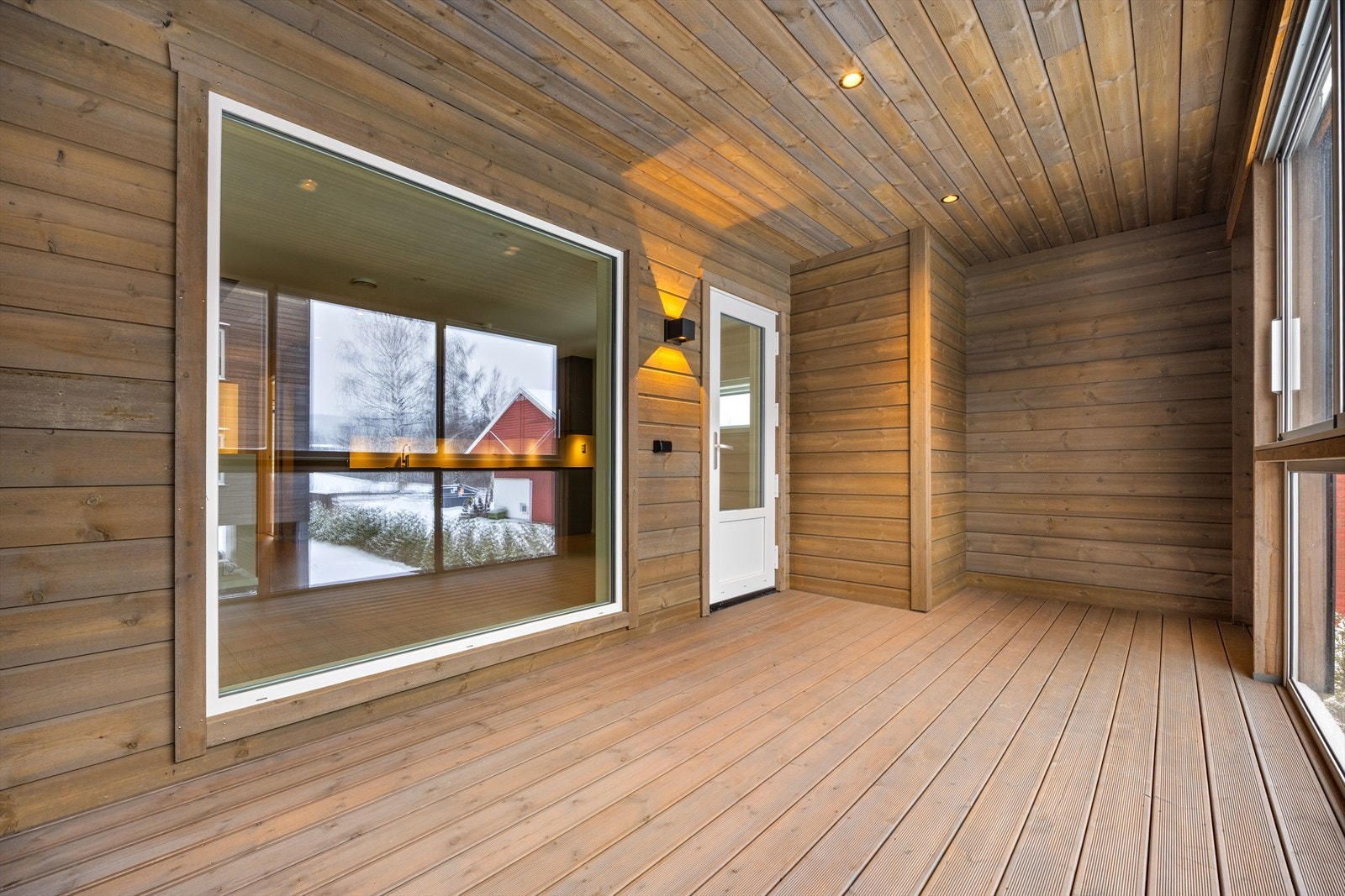 For avskjerming er det montert utvendige screens i front av balkongen Galleribilde