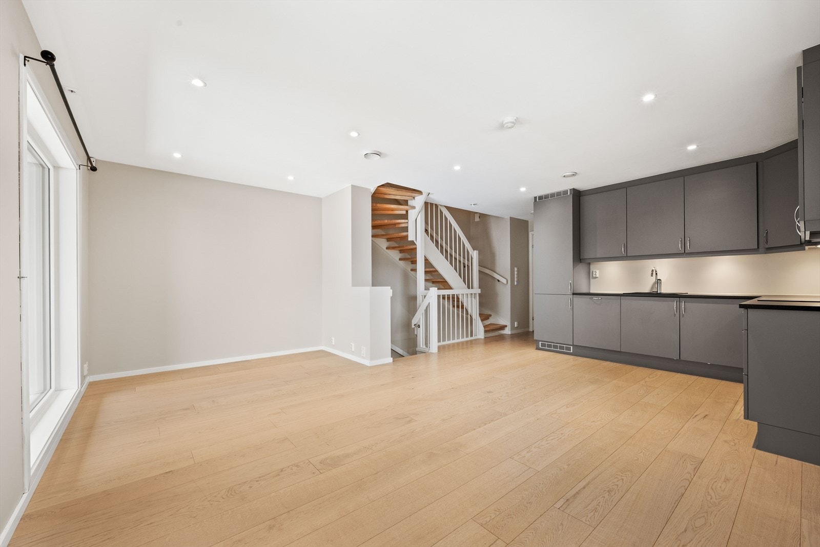 Kjøkkenet har en stilren innredning med glatte fronter og benkeplate i laminat. Galleribilde