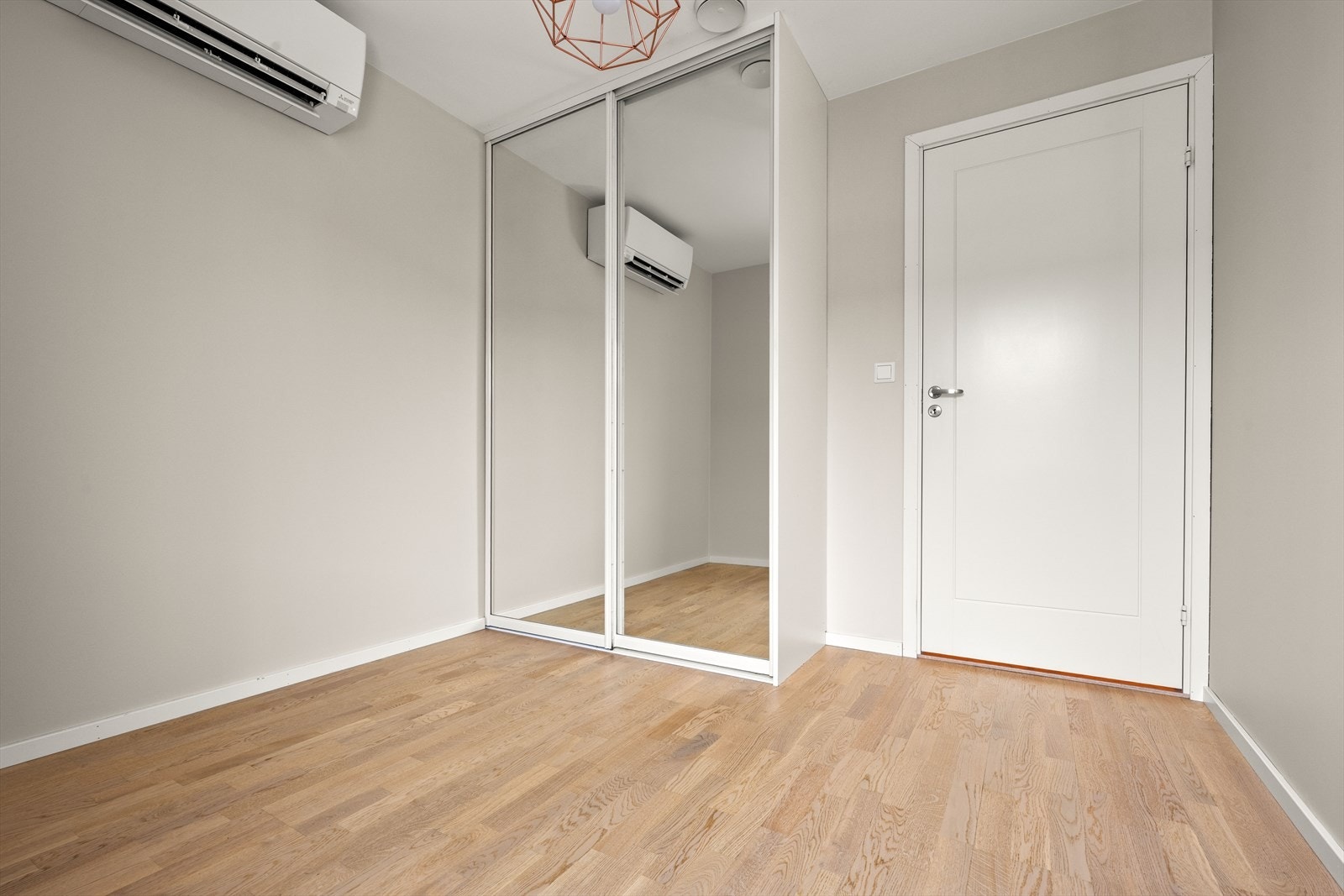 Soverommet har skyvedørsgarderobe. Galleribilde