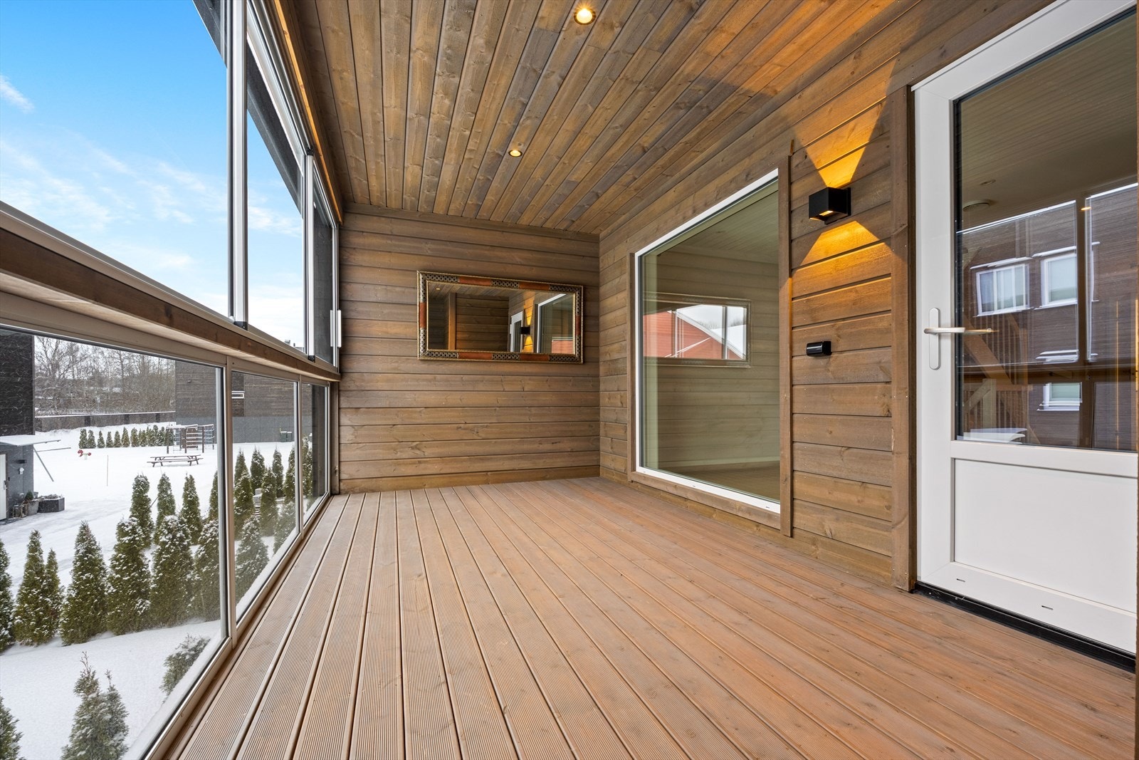 Balkongen fungerer som en optimal forlengelse av allrommet med glasspaneler som kan skyves til siden Galleribilde