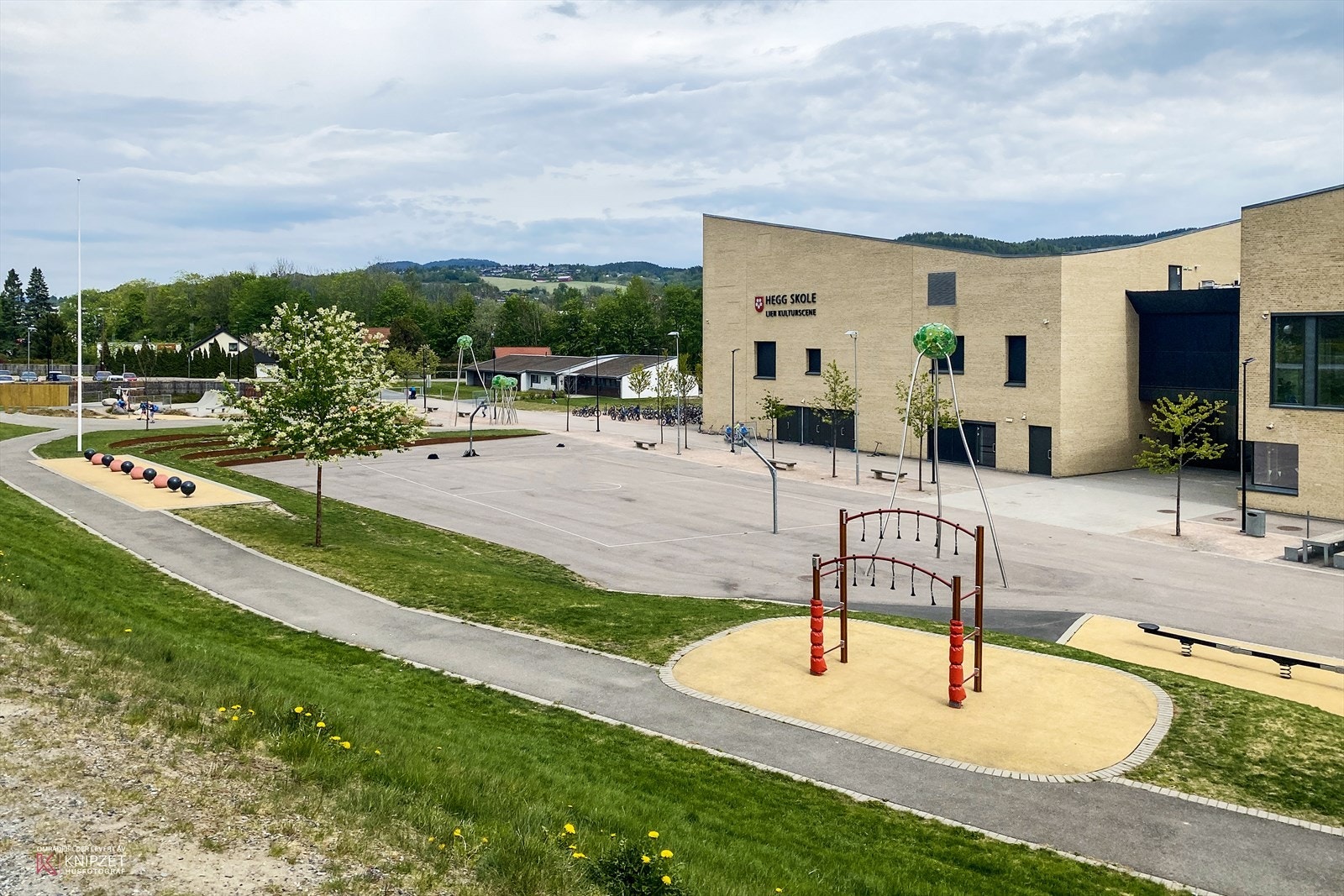 Skolen er ferdigstilt i 2015 med gode fasiliteter og fine uteområder Galleribilde