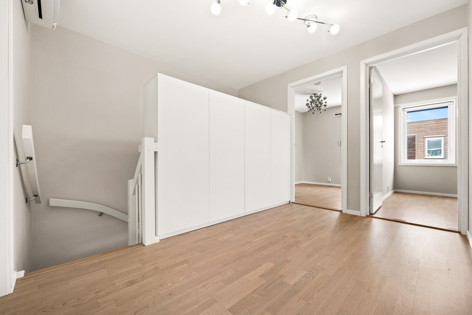 Boligens planløsning fremstår gjennomtenkt med løsninger optimalisert for familier med blant annet mange soverom, flere oppholdsrom og samtidig bad i to etasjer. Galleribilde