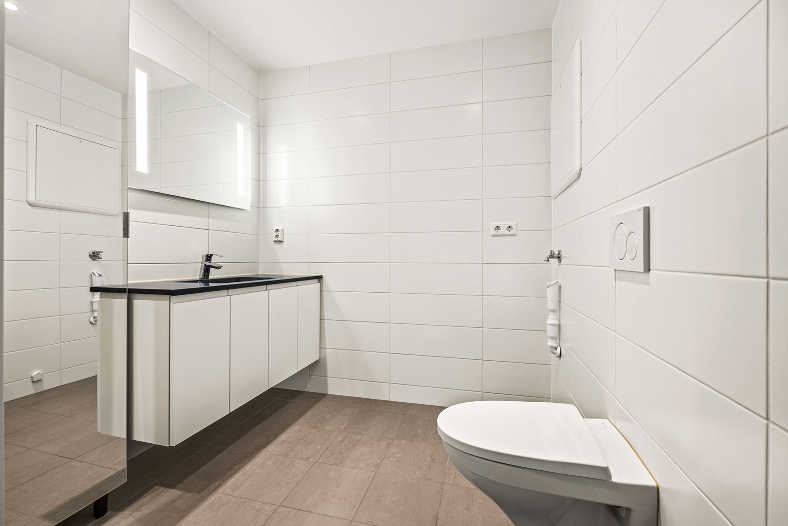 Badet i 2. etasje fungerer i tillegg som et praktisk kombinasjonsrom med opplegg for vaskemaskin. Galleribilde