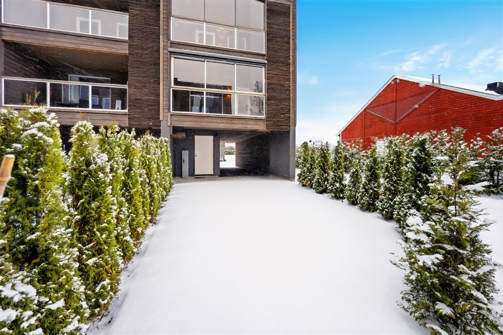 Lettstelt hage med kunstgress omkranset av tujahekk. Hellelagt og overbygget platting med direkte adkomst til sportsbod. Her nyter man fordelen av sydvendt enderekke som blant annet gir sol inn på eiendommen gjennom store deler av dagen. Galleribilde