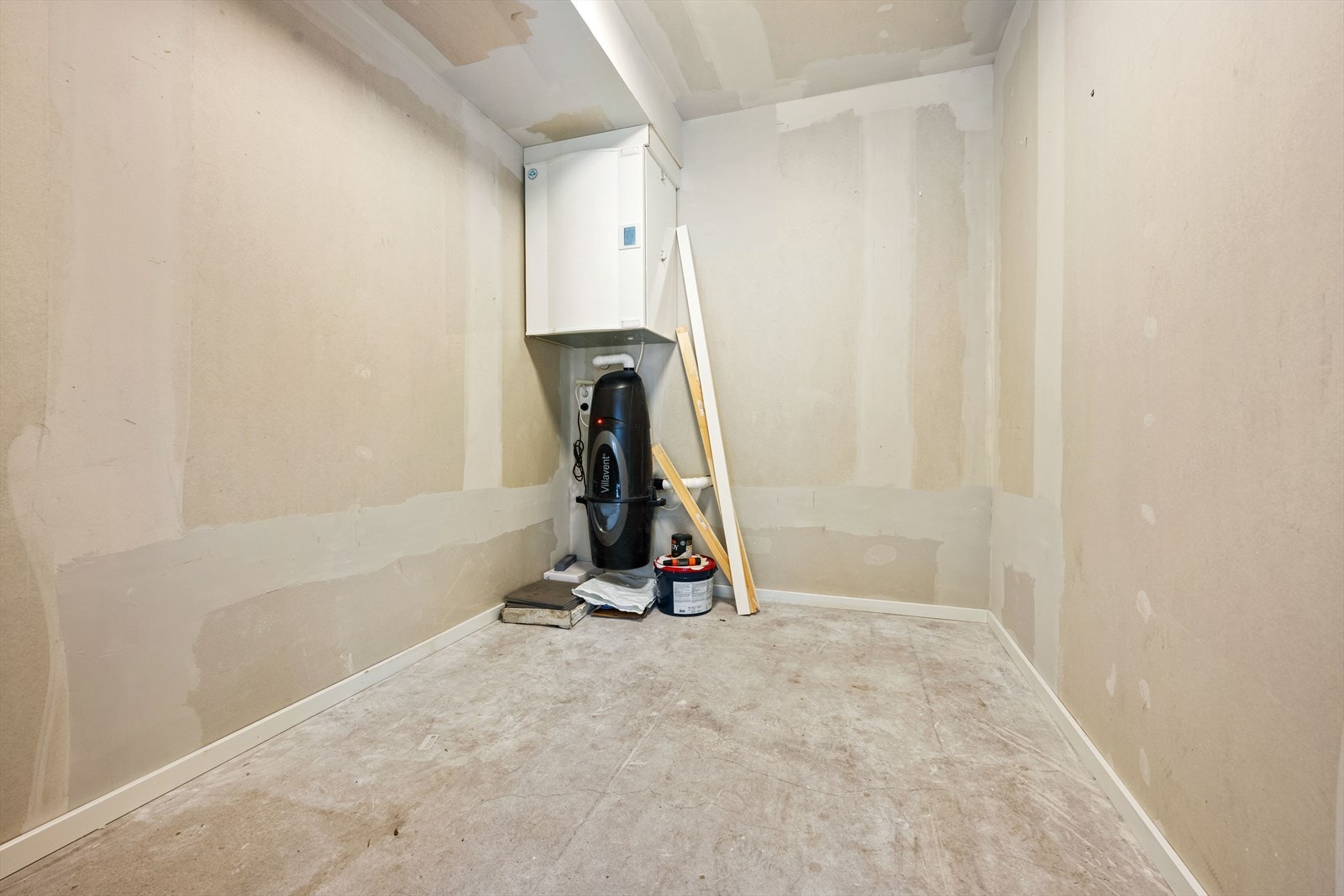 Sportsbod med adkomst fra platting. Her er det adkomst til teknisk anlegg for balansert varmegjenvinning og sentralstøvsuger Galleribilde