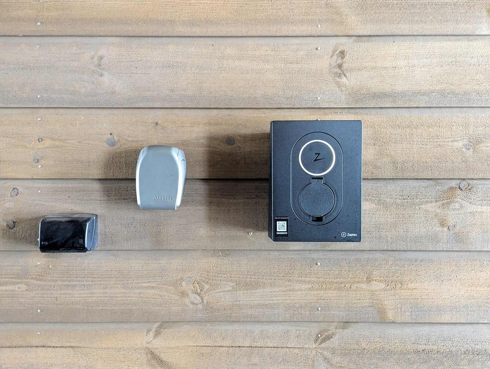 El-bil lader i carport med god kapasitet Galleribilde