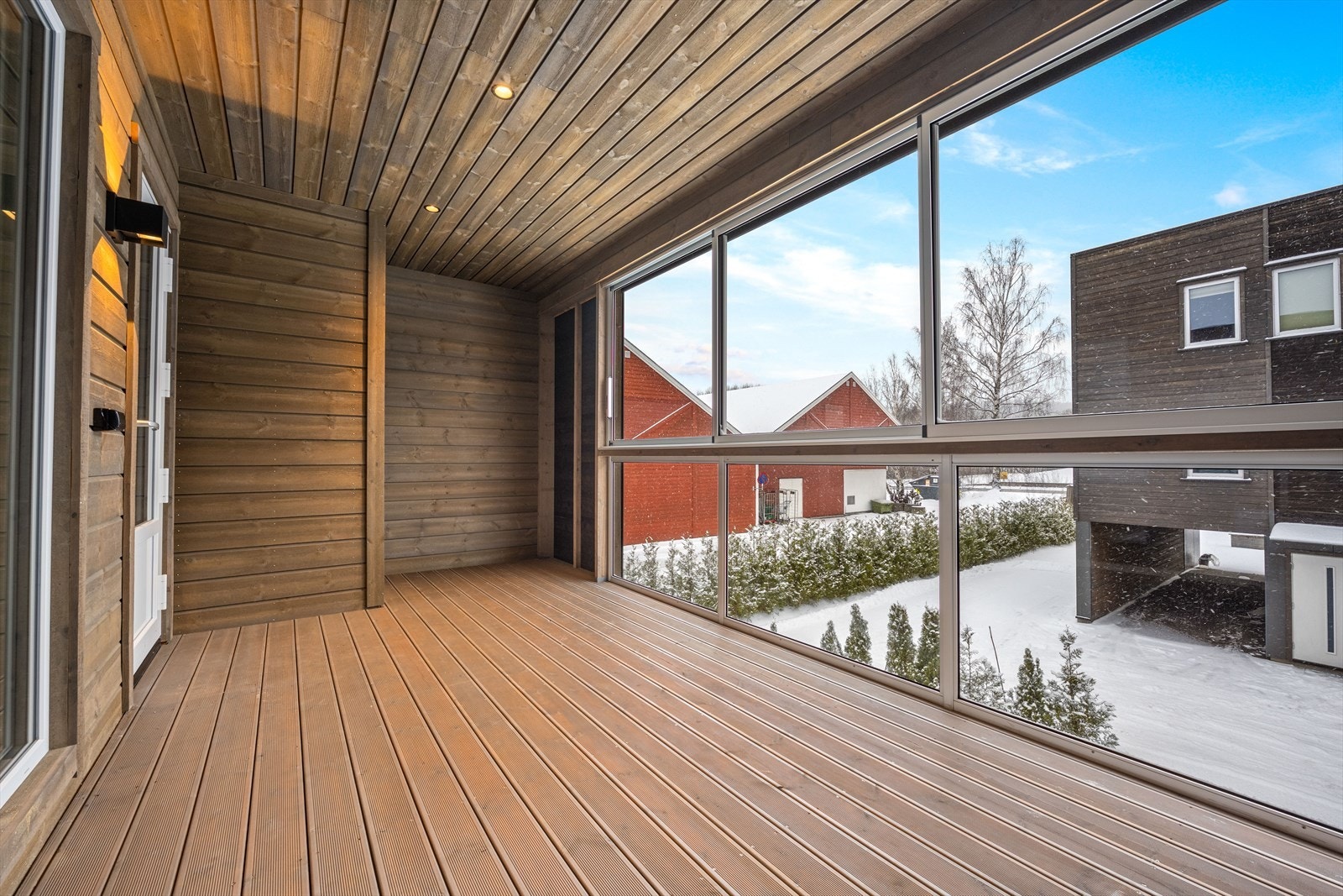 Nyt fordelen av direkte adkomst til uterom fra alle plan i boligen. Begge balkonger er innglasset og har både lys og strømuttak. Galleribilde