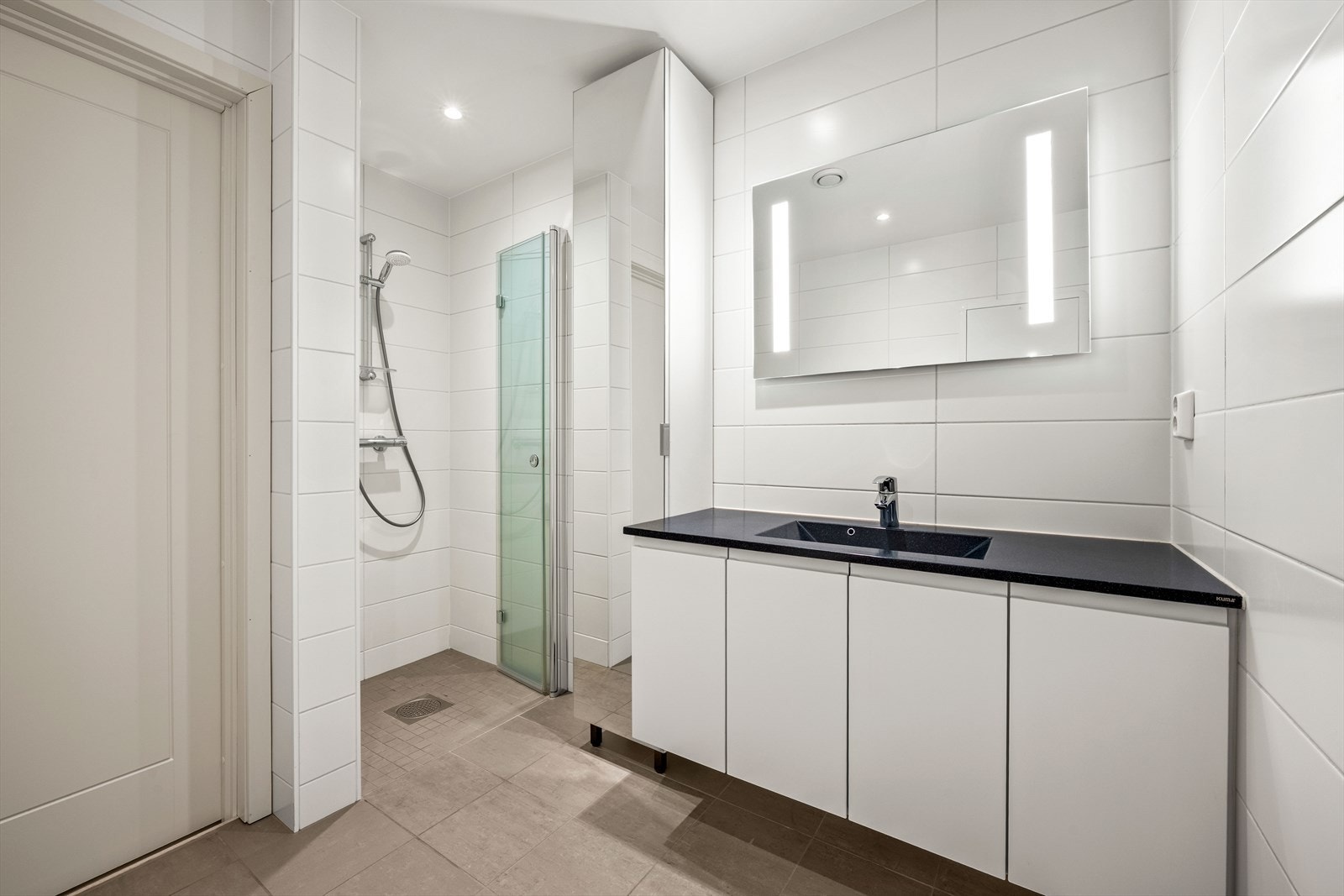 Boligen har to lyse og tidløse bad, begge flislagt og med elektriske varmekabler, samt balansert ventilasjon. Galleribilde