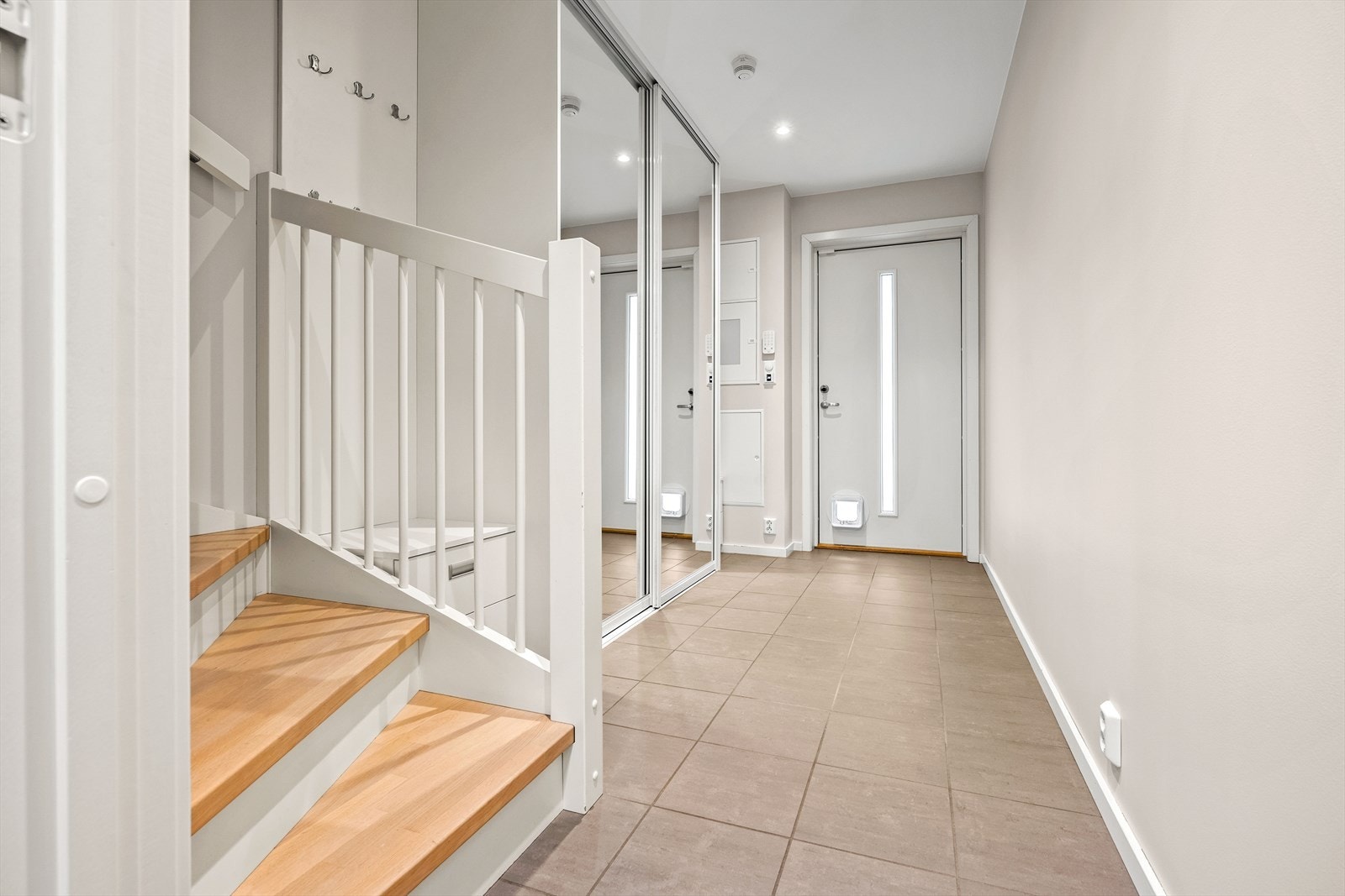 Fra rommet er det også tilgang til en praktisk innvendig bod. Praktisk flislagt gulv med gulvvarme Galleribilde