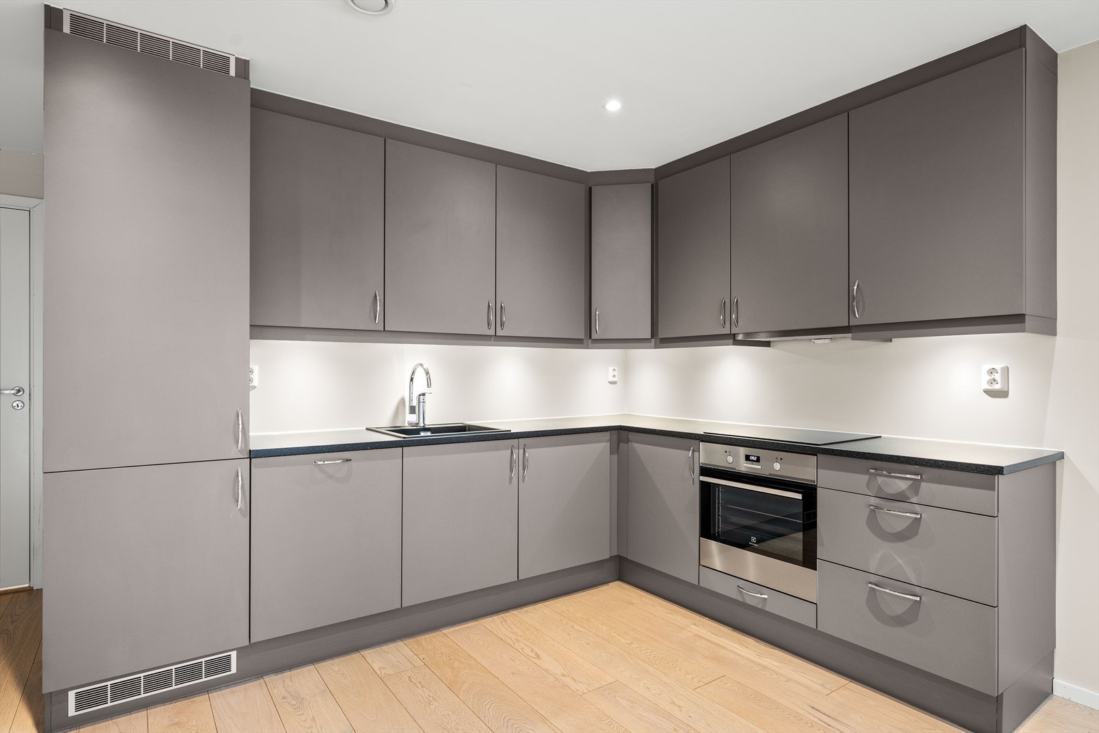 Delikat og moderne kjøkken i sosial og åpen løsning mot stuen. Galleribilde