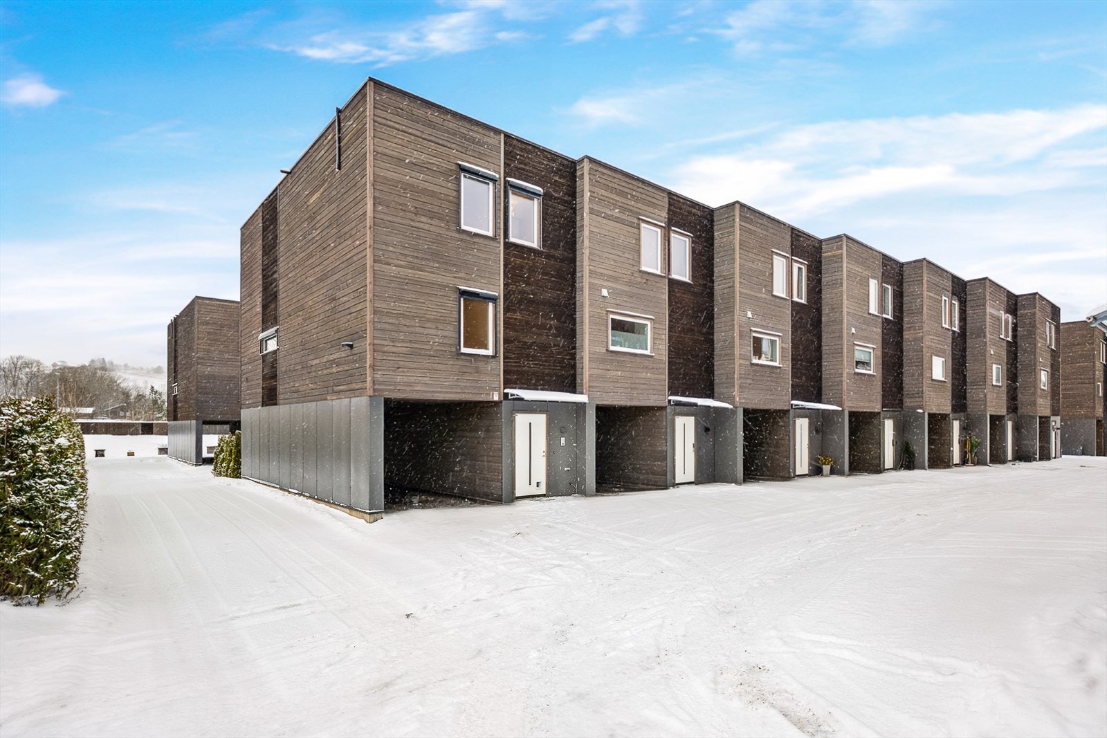 Tiltalende og innholdsrikt rekkehus sentralt til Lierbyen! Galleribilde