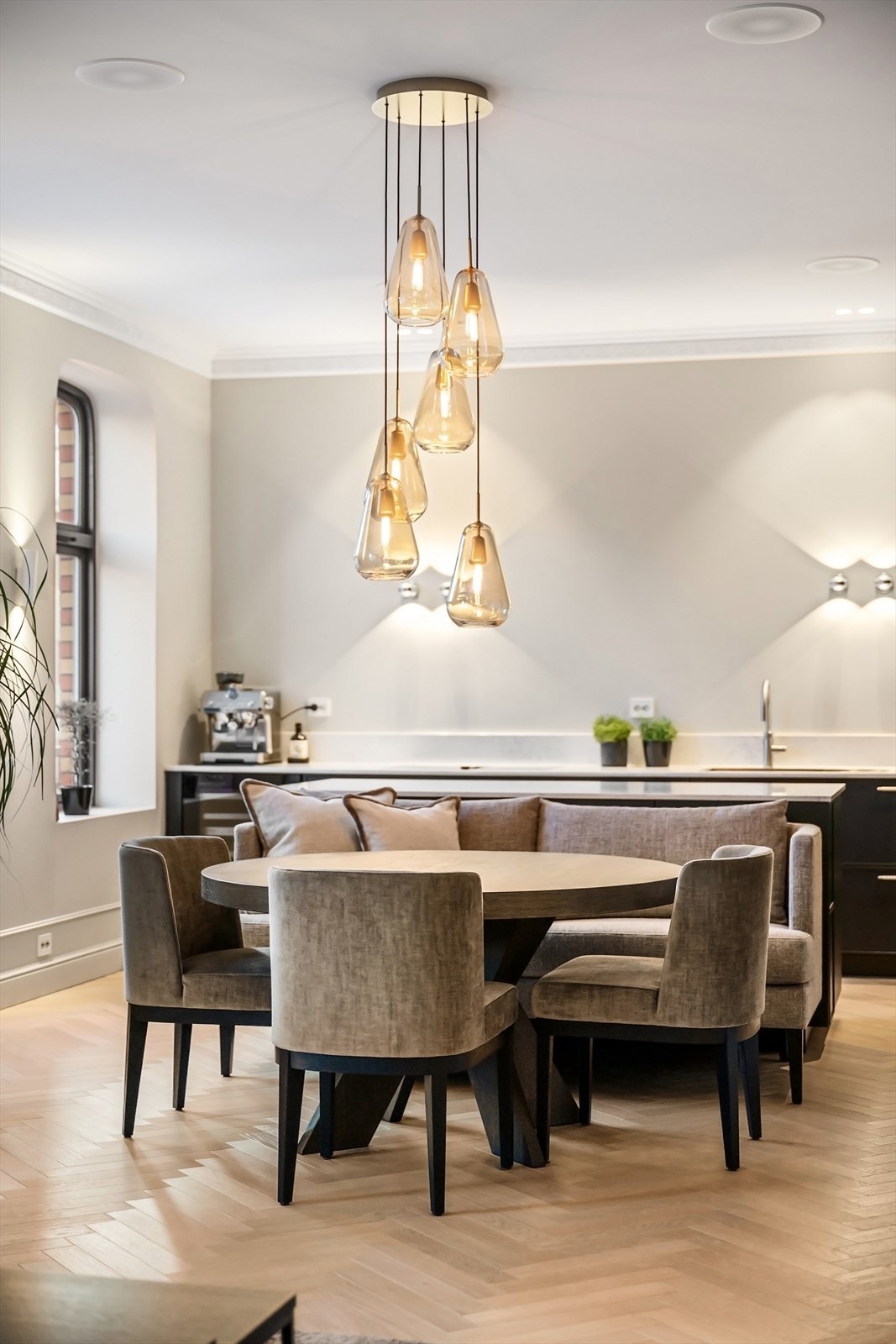 Integrerte høyttalere i taket og plejd-system for styring av lys. Galleribilde