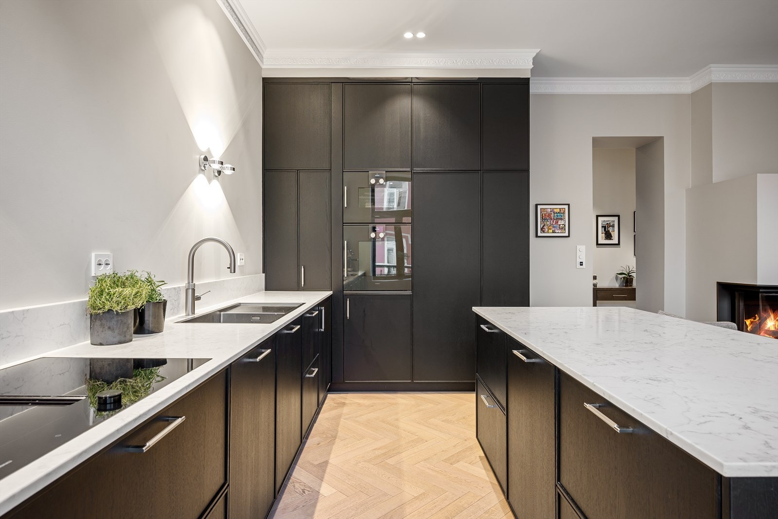 Snekkertilpasset kjøkkeninnredning fra Bekkestua Kjøkkenstudio med mørkbeiset eikefronter. Galleribilde