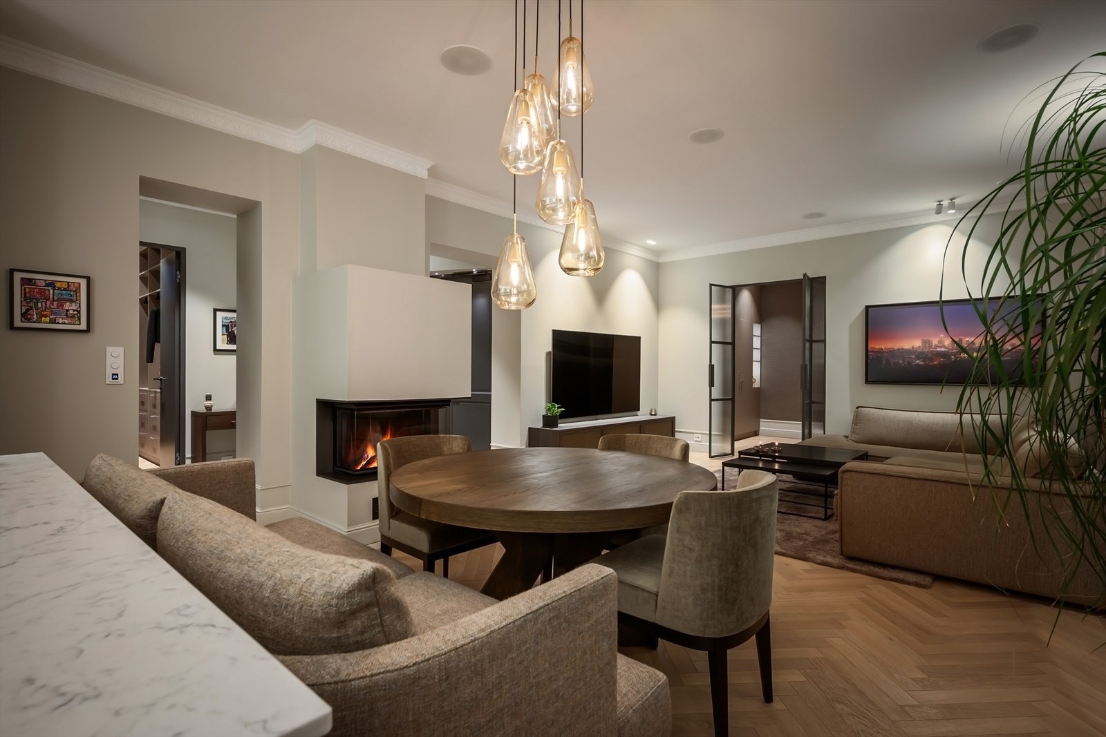 Luksuriøse detaljer som integrert belysning, integrerte høytalere og lekker eikeparkett i fiskebeinsmønster fra Hackwood. Galleribilde