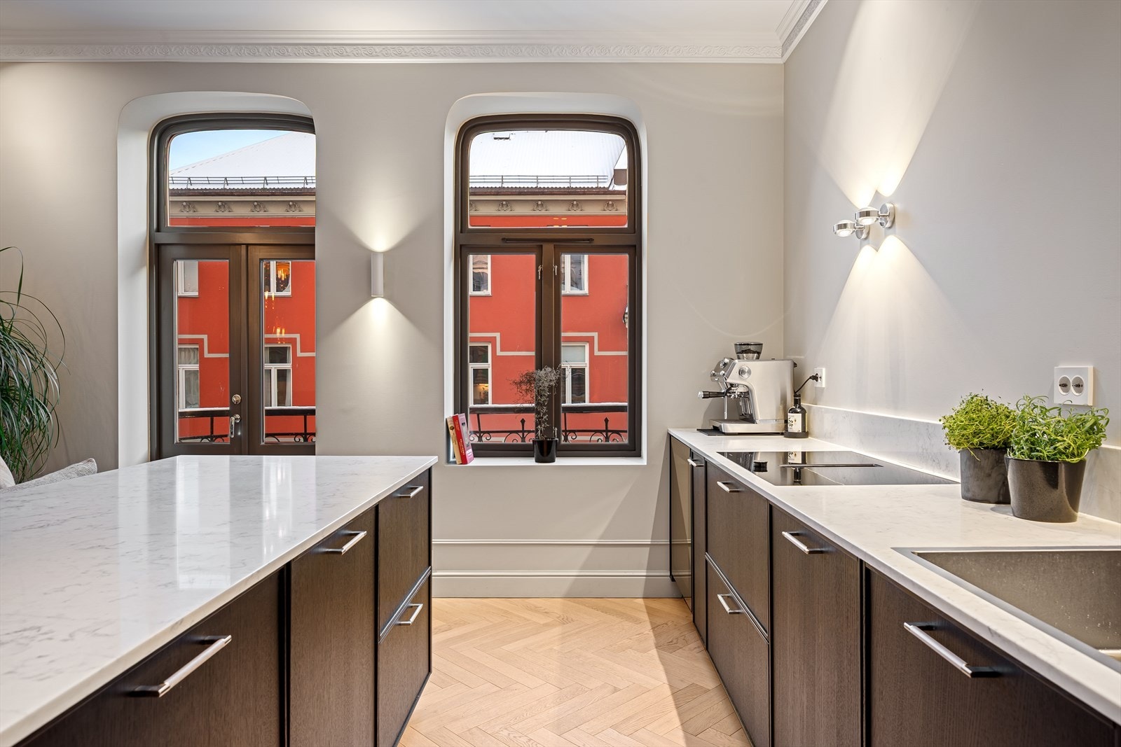 Diastone Quartz benkeplate med "backsplash". Galleribilde