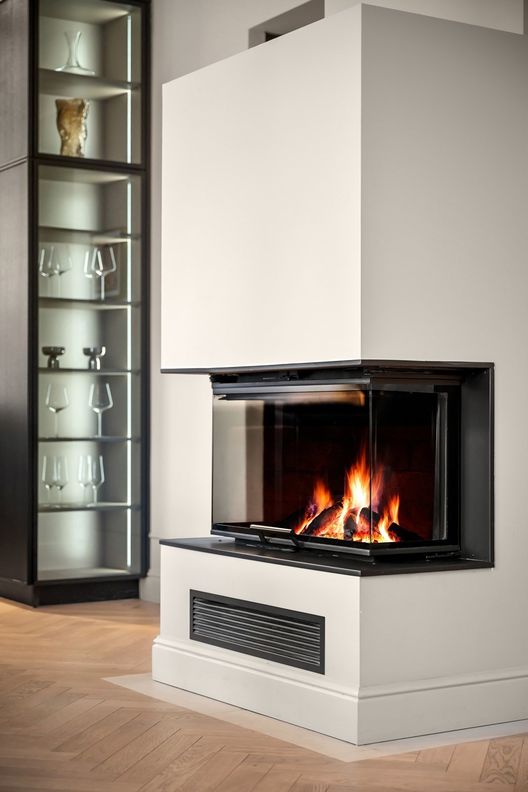 Peisovn i stue med hevedør. Alle pipeløp i gården rehabilitert med ny innv. stålpipe. Integrert belysning i vitrineskap og kjøkkenskuffer. Galleribilde