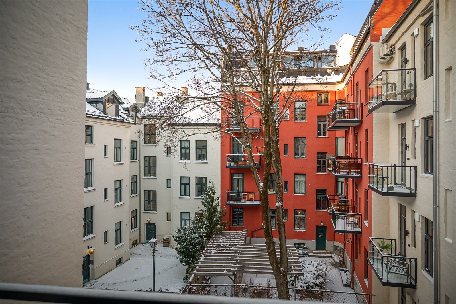 Balkongen med adkomst fra hovedsoverom med ettermiddagssol, vendt mot rolig bakgård. Galleribilde