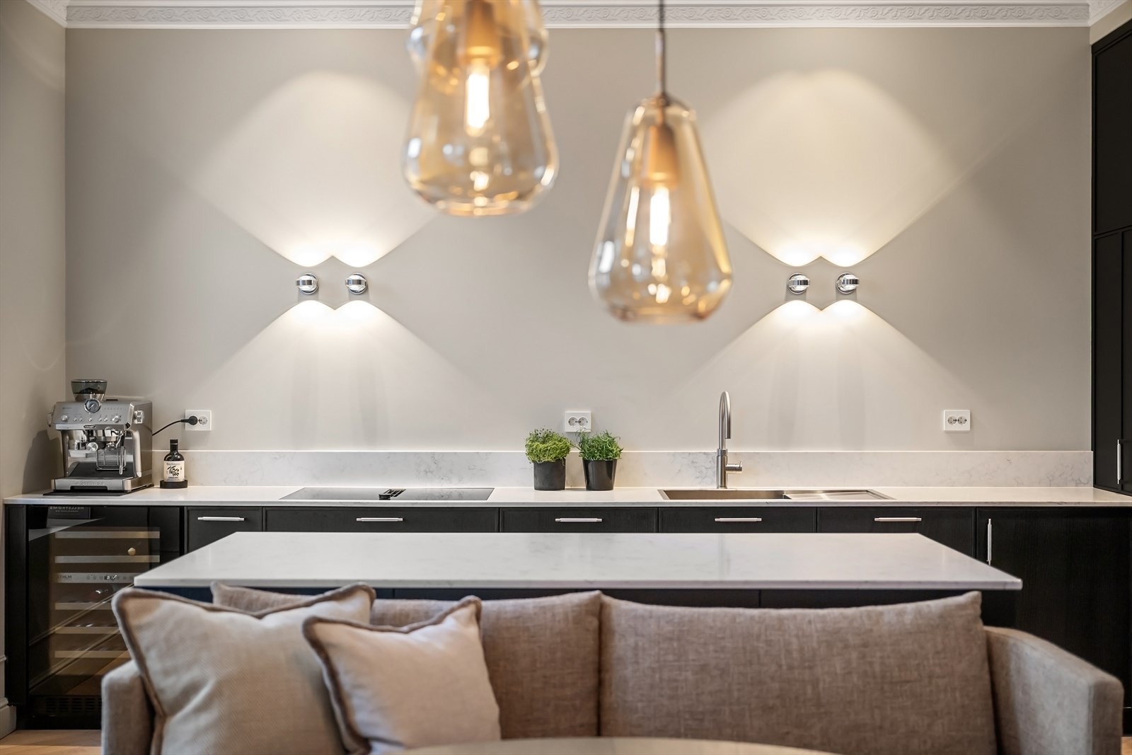 Fantastisk oppholdsrom med lys i fra store vindusflater og flere møbleringsmuligheter. Galleribilde