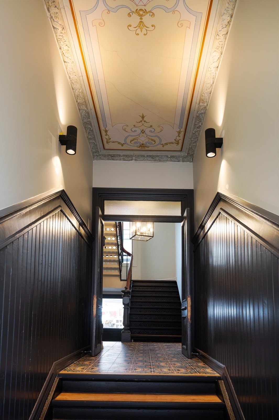 Inngangsparti til oppgang hvor det gamle takmaleriet er beholdt i sin originale stand. Galleribilde