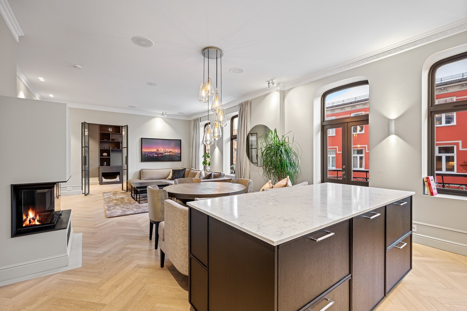 Frittstående kjøkkenøy gir en sosial løsning med åpent kjøkken mot stuen. Galleribilde