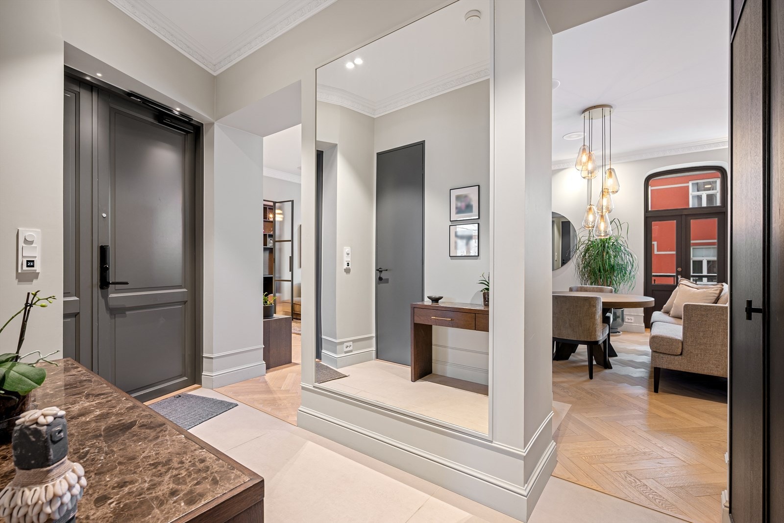 Romslig og innbydende entré. Plejd styringssystem for lys og gulvvarme, av/på bryter for alt lys ved entrédør. Galleribilde