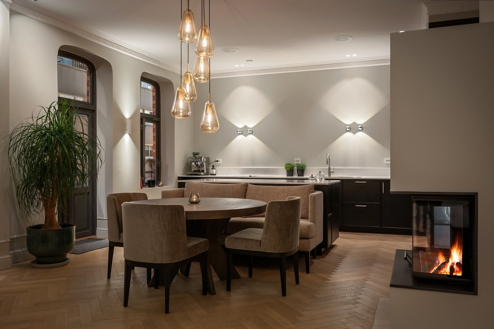 Det er god plass til både sofagruppe og spisebord. Galleribilde