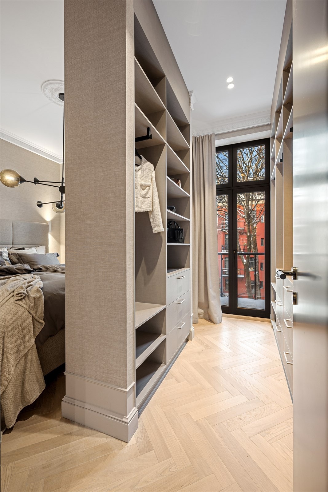 Snekkertilpasset garderobe med oppheng, hyller og skuffer. Galleribilde