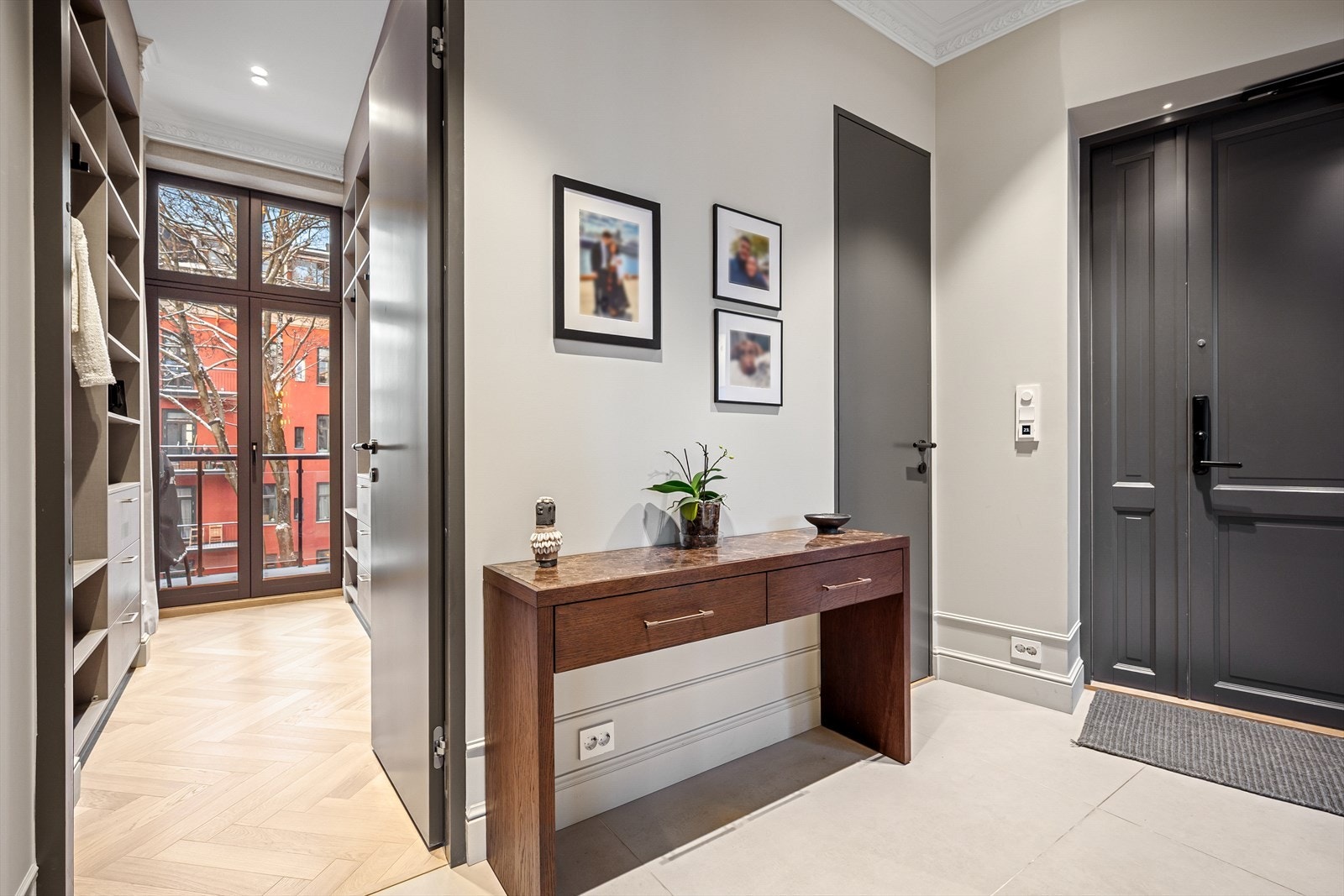 Fra entrén har man adkomst til hovedsoverom med utgang til balkong, walk-in avdeling og bad en-suite. Galleribilde