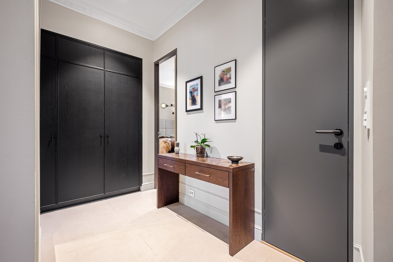 Innebygget skap i gang fra Bekkestua Kjøkkenstudio. Galleribilde