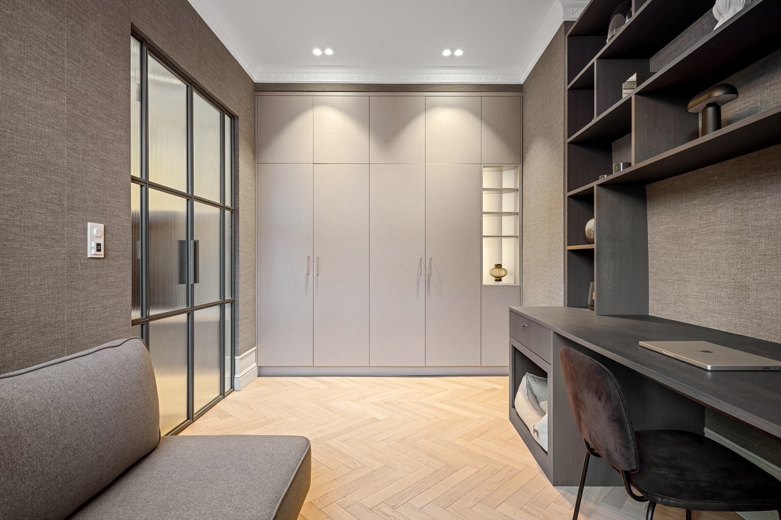 Garderobeskap fra Bekkestua Kjøkkenstudio og snekkertilpasset bokseksjon med kontorpult. Galleribilde