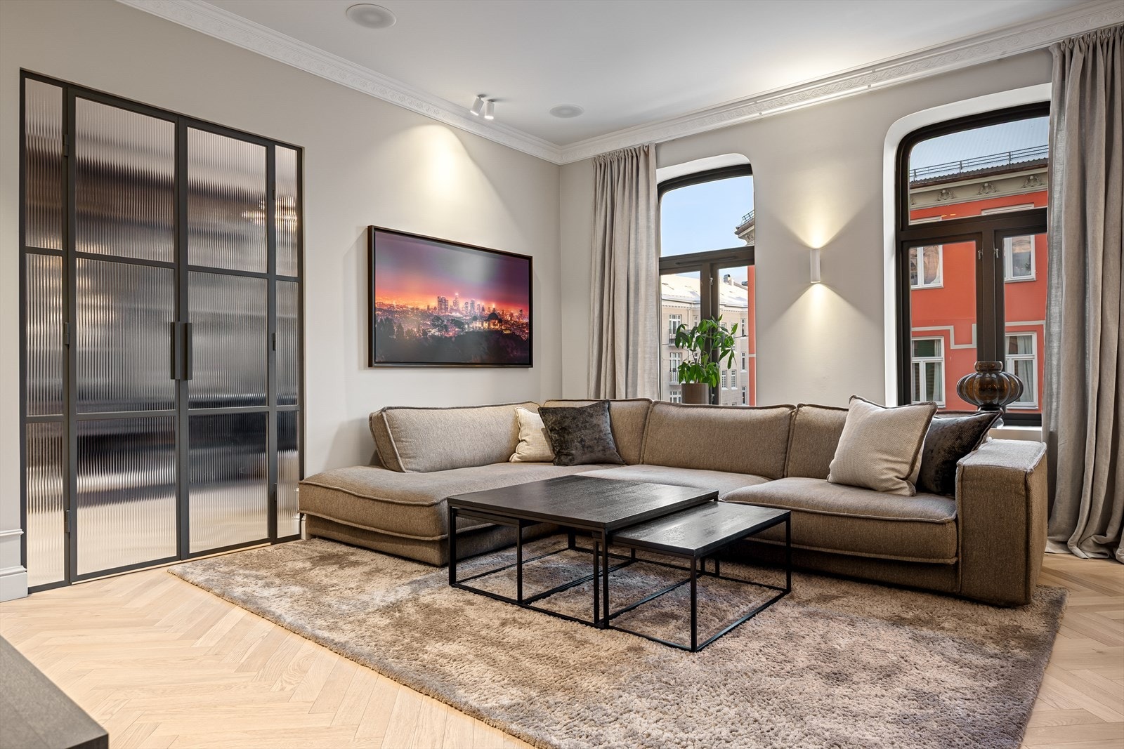 Lekker smijernsdør skiller gjesterommet og stuen. Galleribilde