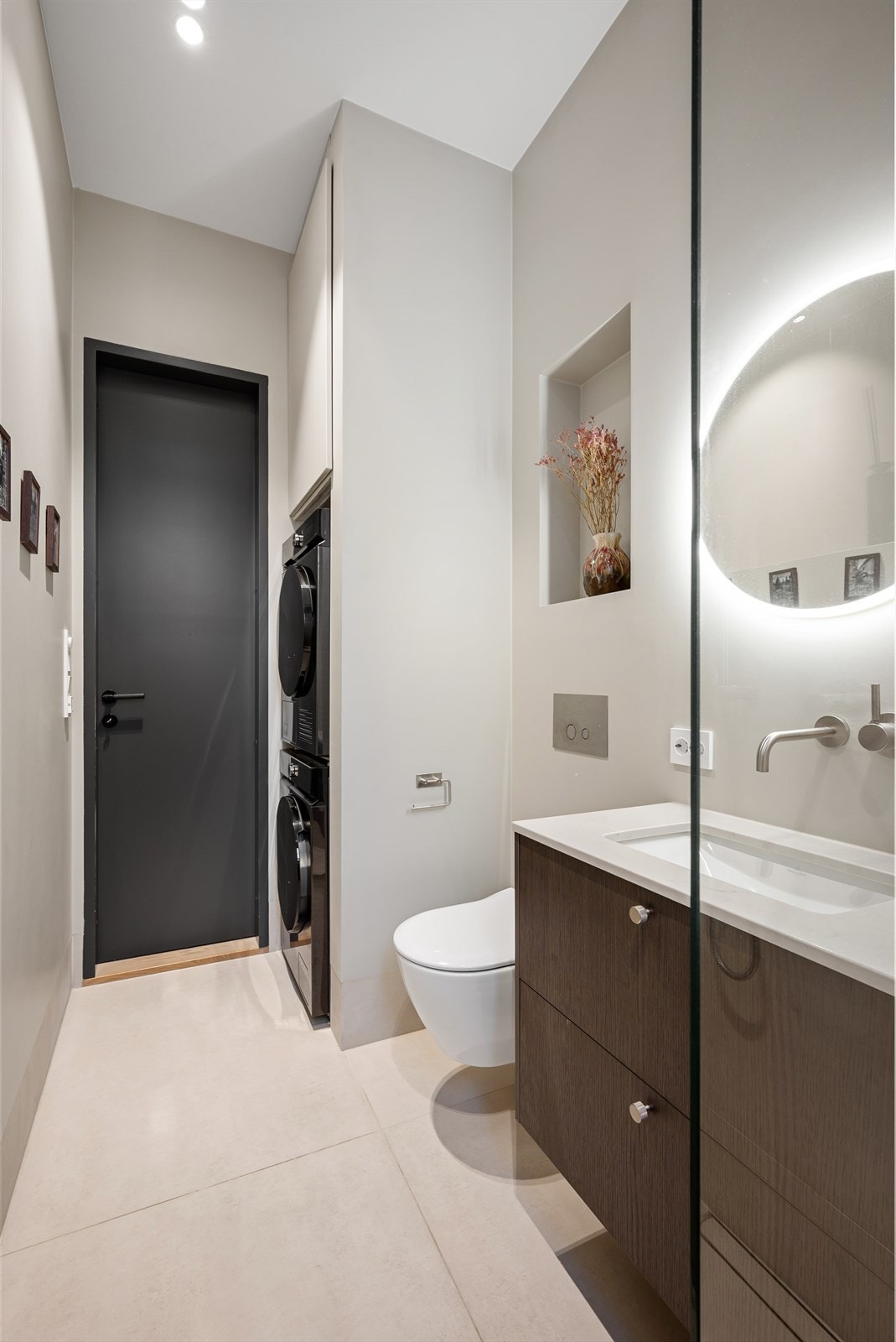 Flislagt gulv med varmekabler. Opplegg for vaskemaskin/tørketrommel. Galleribilde