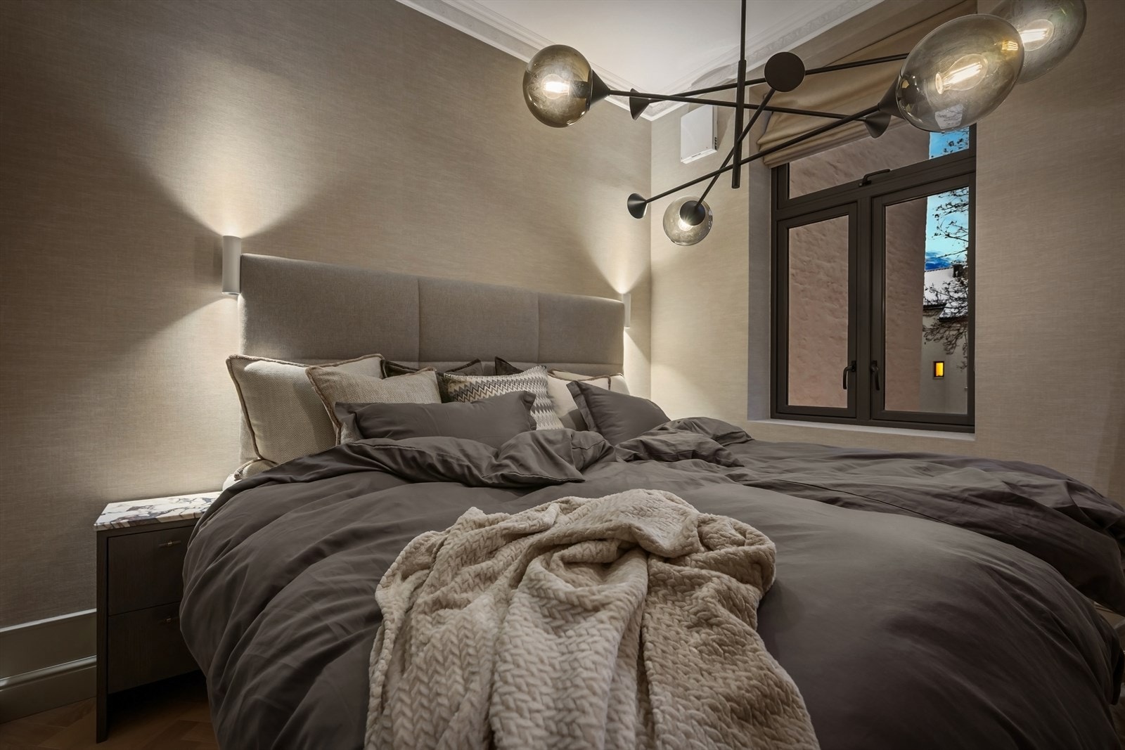 Det er god plass til dobbeltseng (180 til 200cm) og nattbord. Galleribilde