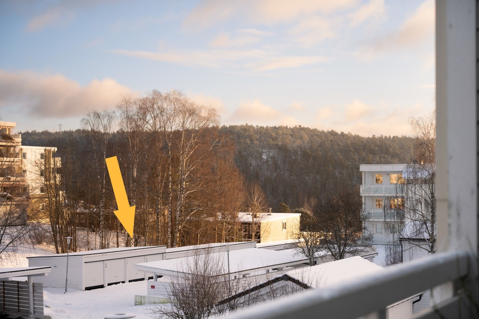 Garasjen som tilhører leiligheten (eksklusiv bruksrett) ligger til høyre på bilde - i rekken med garasjeporter. Galleribilde