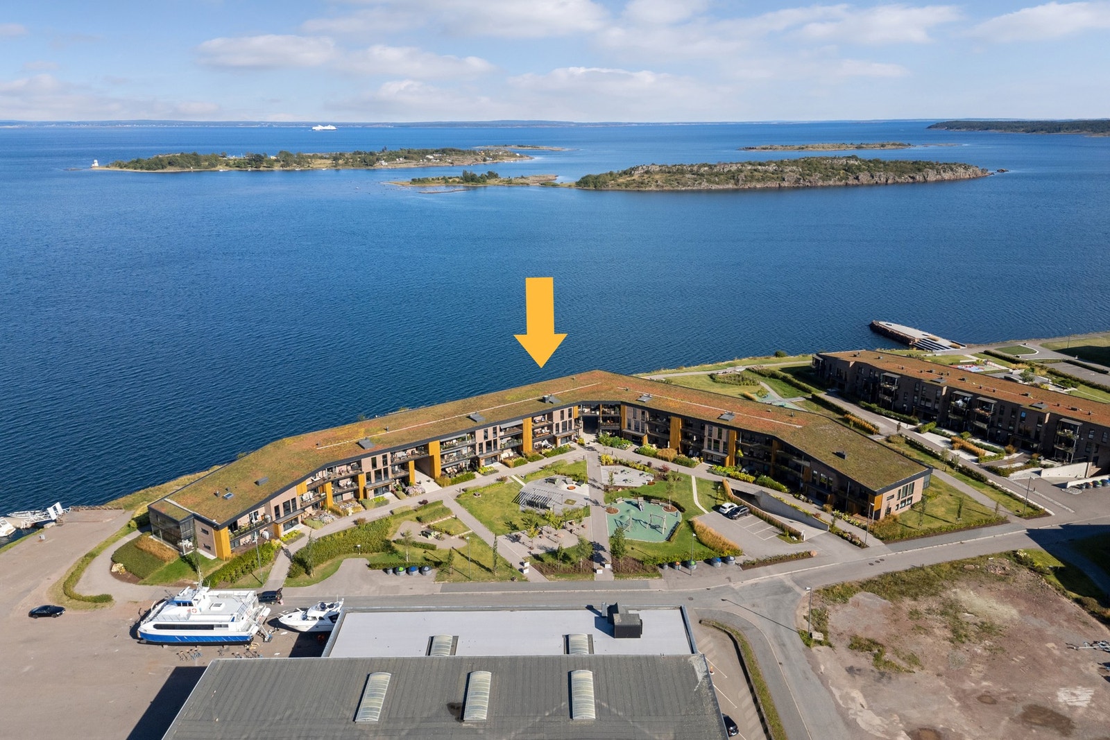 Leiligheten ligger ved vannkanten på Jarlsø som har blitt ett meget populært boligstrøk - med flott arkitektur - og med masse sol, sjø og flotte uteområder rundt seg. Galleribilde