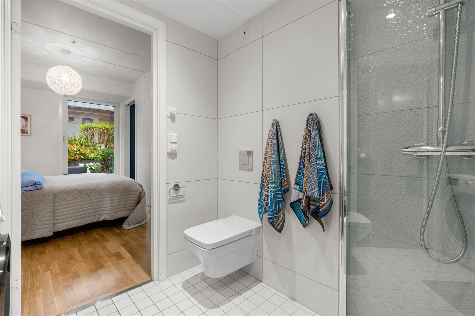 Det gode størrelsen på badet bidrar til en god romfølelse. Det er elektriske varmekabler i gulv Galleribilde