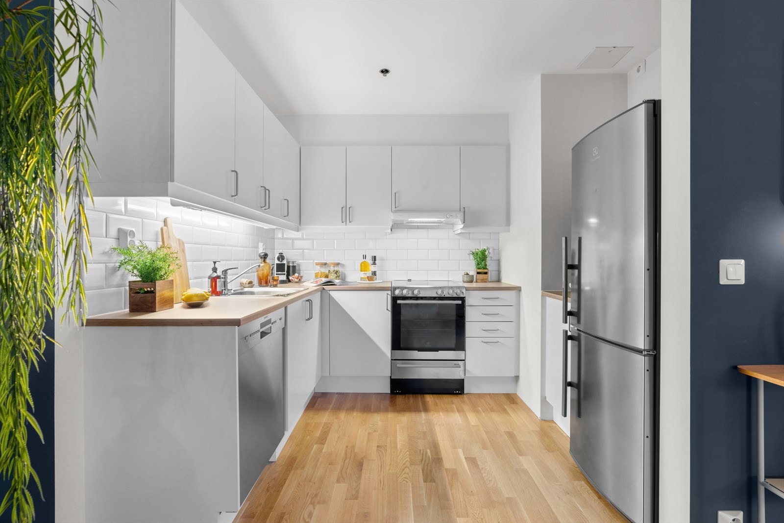 Kjøkkeninnredningen består av slette skapfronter med over og underskap til oppbevaring Galleribilde