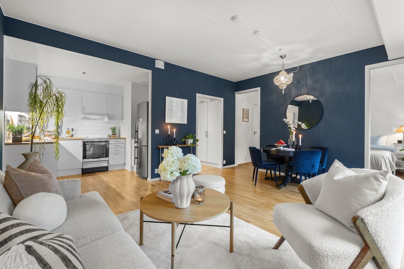 Stuen har en åpen løsning mot kjøkkenet noe som gjør det enkelt til å underholde gjester og å holde rommet funksjonelt Galleribilde