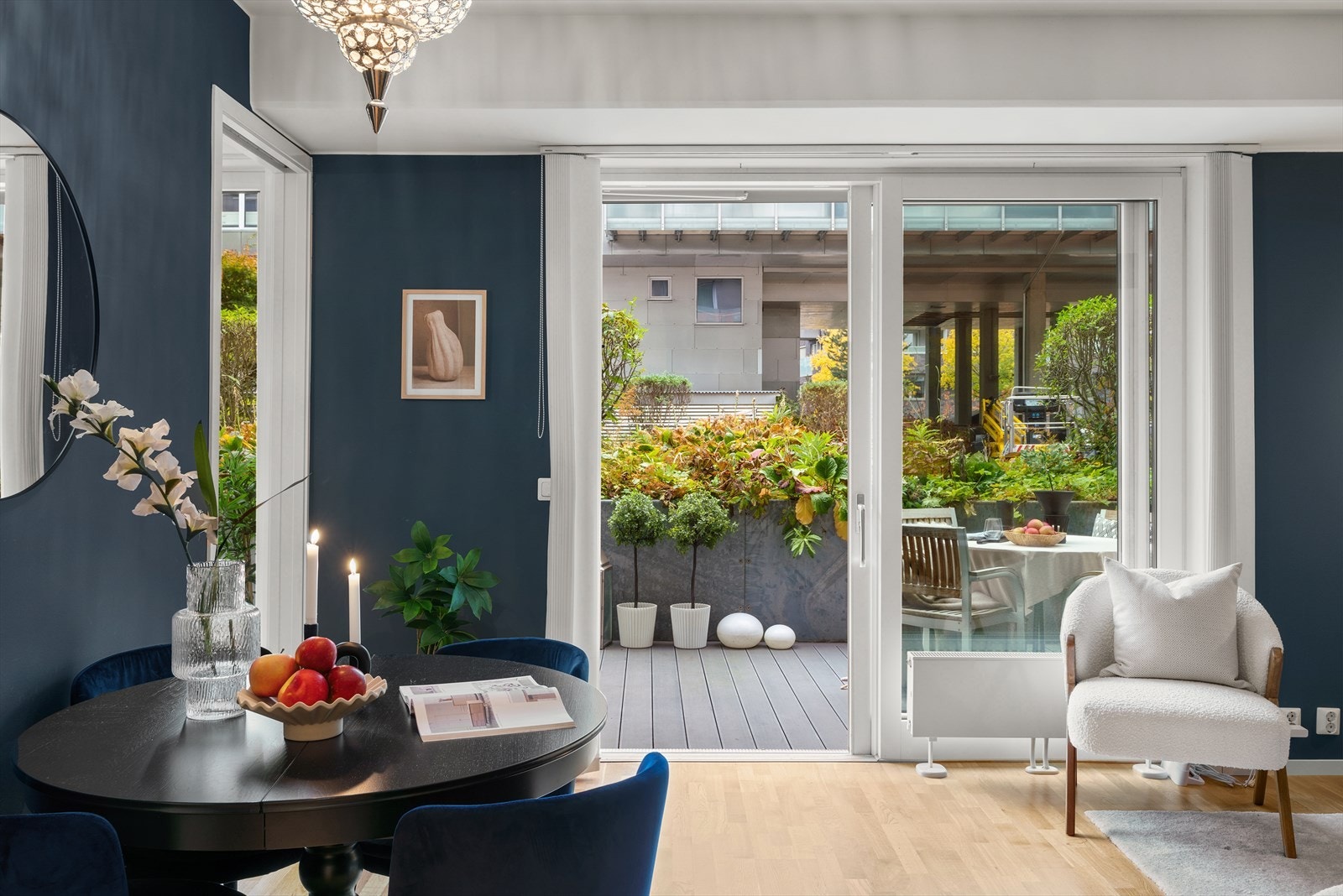 Stuen er romslig med god takhøyde på 2.69m. Det er god plass til både sofagruppe, stuebord og TV-møblement Galleribilde