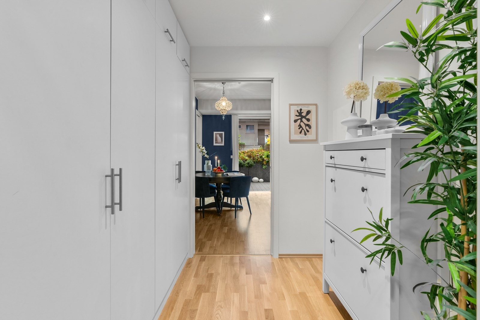 Det er gode oppbevaringsmuligheter i den store garderoben til yttertøy og sko. Galleribilde