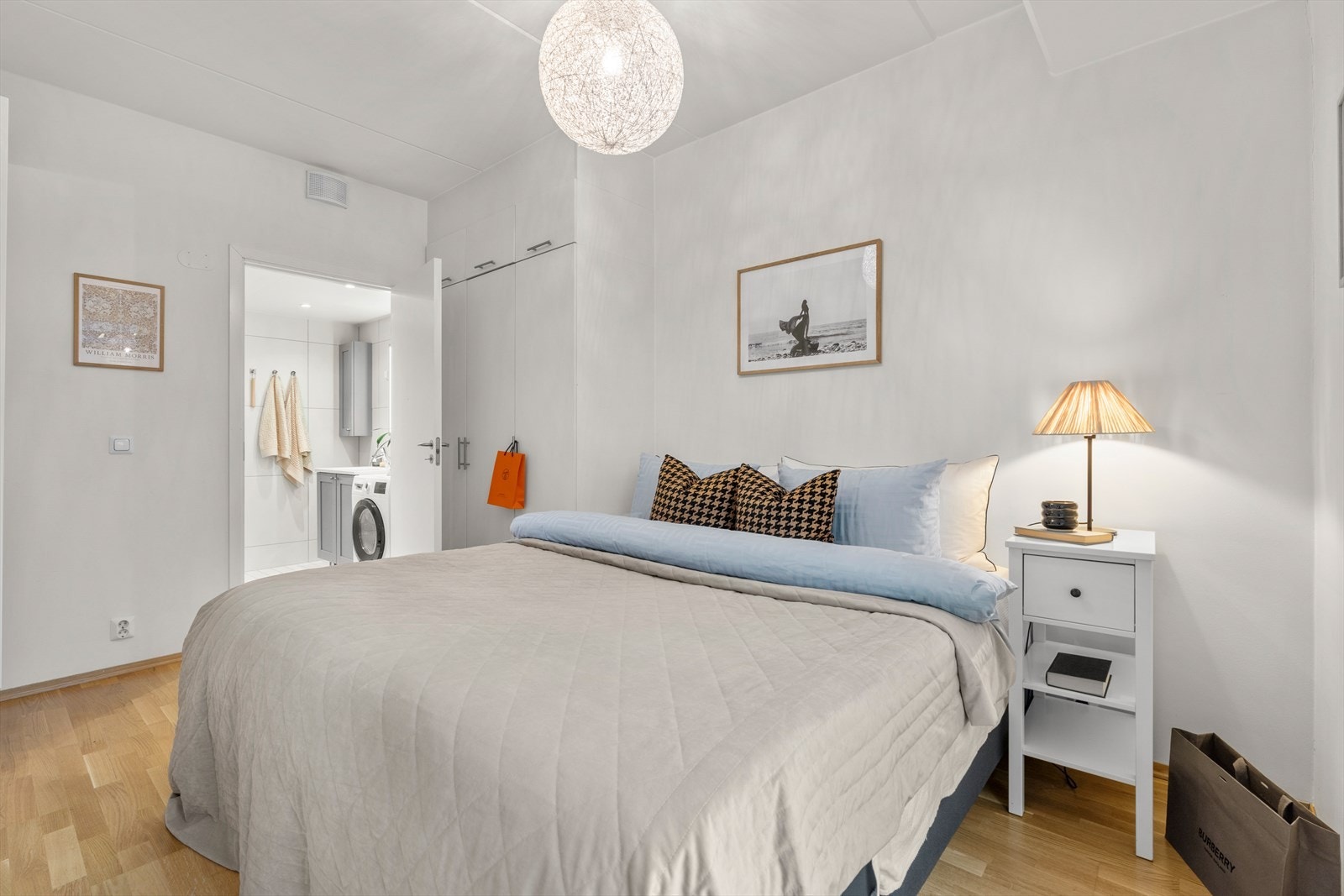 Det store garderobeskapet gjør det enkelt å rydde unna klær og sko. Det er direkte adkomst til badet fra soverommet Galleribilde