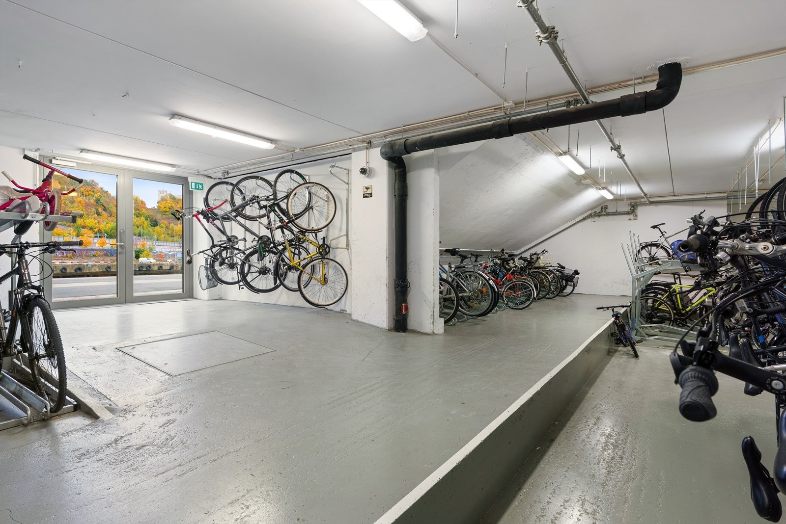 Det er sykkelparkering i sameiet Galleribilde