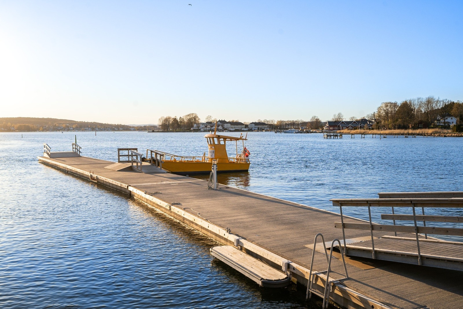 Den populære ferjen Ole III har også fått et nytt hjem i Husøy Havn. Her det det etablert brygge og ferjebu, og ferjeturen fra Husøy til Husvik er ikke bare gratis - den tar kun 2 minutter, og er en opplevelse i seg selv. Galleribilde