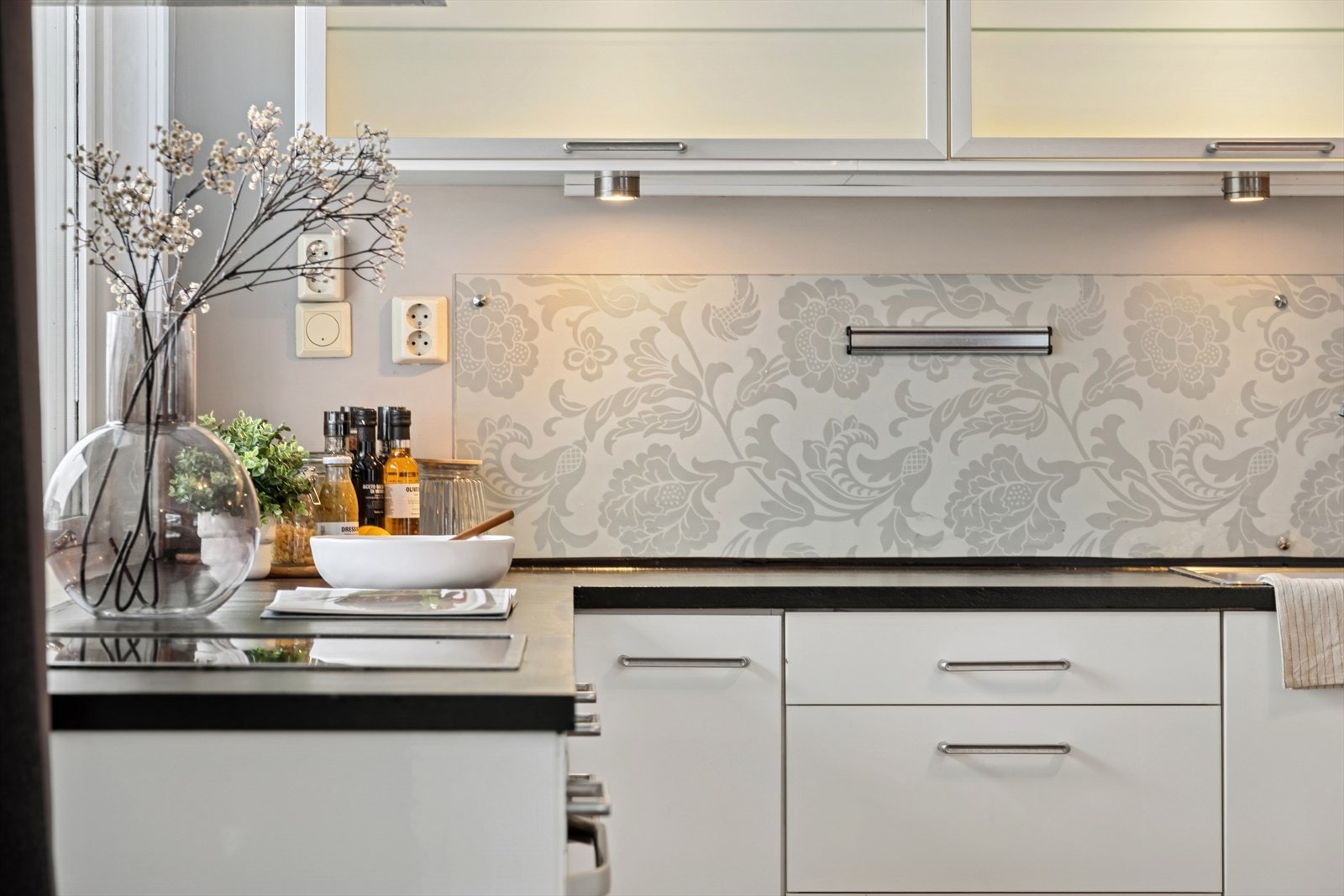 I benkeryggen er det satt opp en dekorativ glassplate som både er stilfull og enkel å rengjøre. Galleribilde